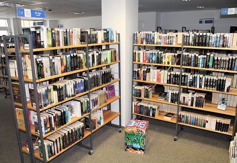 Regal mit Büchern aus der Mediengruppe 'All Age' © Stadtbibliothek