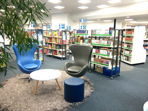 Blick in die Jugendabteilung der Stadtbibliothek mit Bücherregalen, Sesseln und Pflanzen © Stadtbibliothek