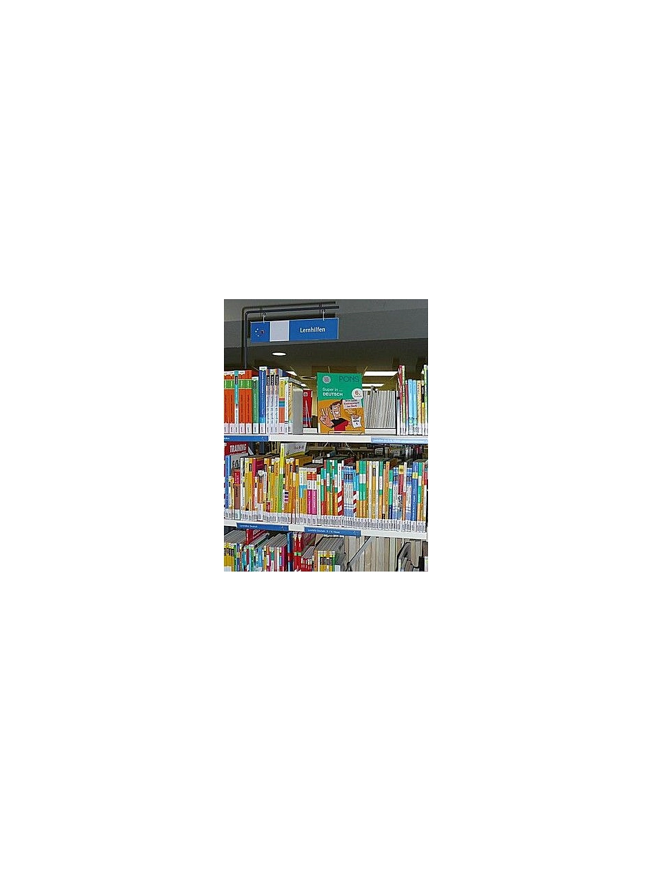 Regal mit Lernhilfen für Schüler*innen © Stadtbibliothek