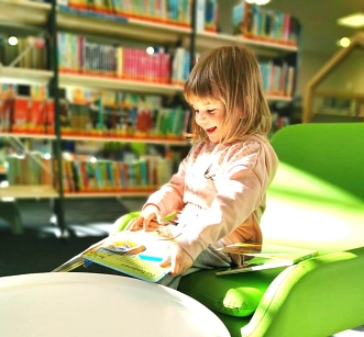 Kleines Mädchen liest ein Buch © Marion Fitz