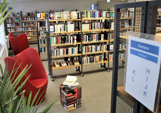 Blick in die Romanabteilung der Stadtbibliothek mit Bücherregalen und Sitzgelegenheiten © Stadtbibliothek