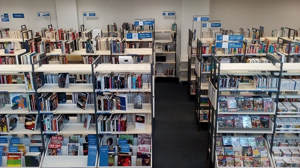 Blick in die Sachbuchabteilung mit mehreren Sachbuchregalen © Stadtbibliothek