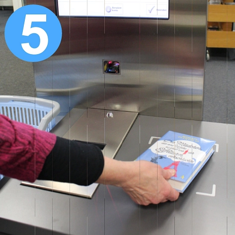 Hand einer Kundin legt ein Buch auf das weiße Verbuchungsfeld des Automaten. © Stadtbibliothek