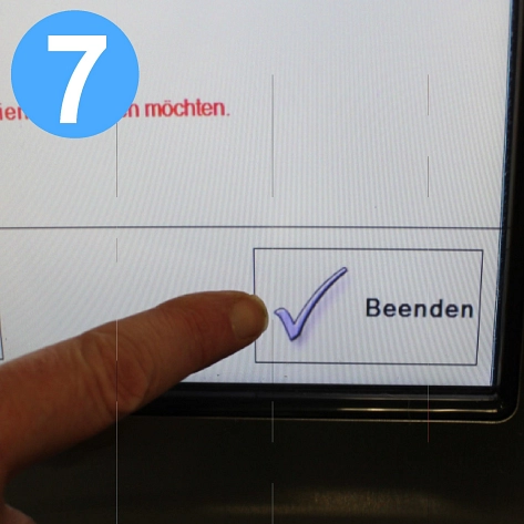 Finger, der am Bildschirm nach erfolgtem Verbuchungsvorgang das Tastfeld 'Beenden' drückt. © Stadtbibliothek